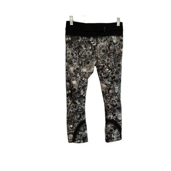 Lululemon Leggings Women Size 4 Black/White Floral Run Inspire Crop All Luxtreme - Picture 8 of 10